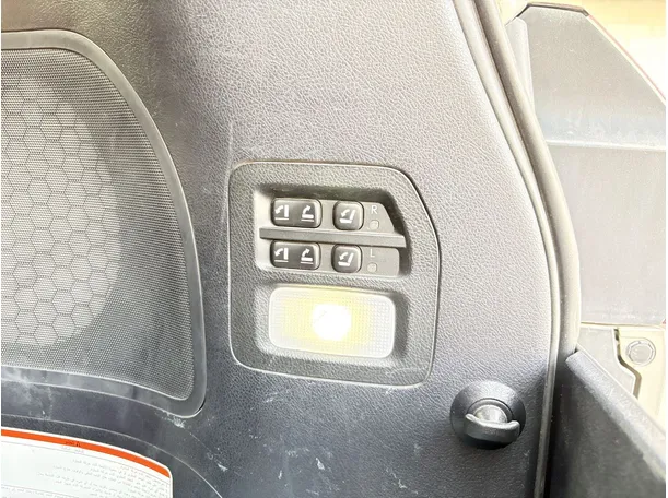 Car image 33