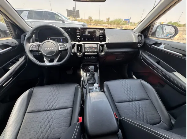 Car image 15