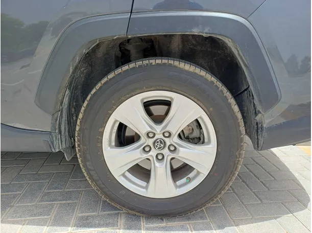 Car image 9