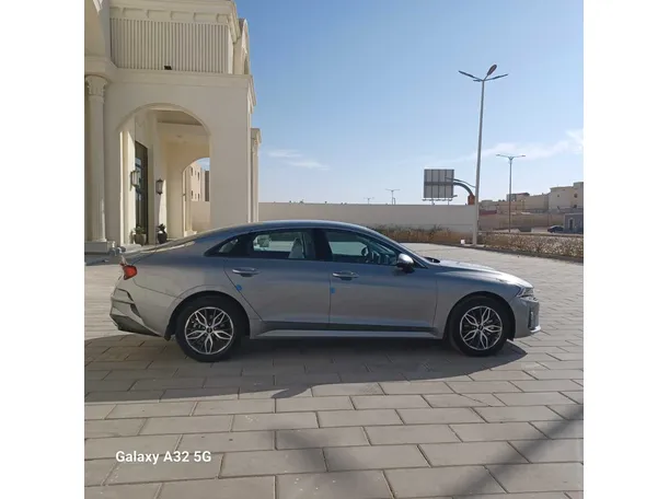 Car image 4