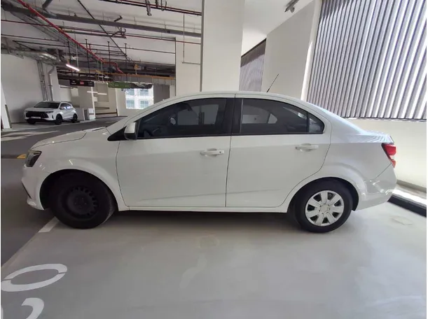 Car image 4
