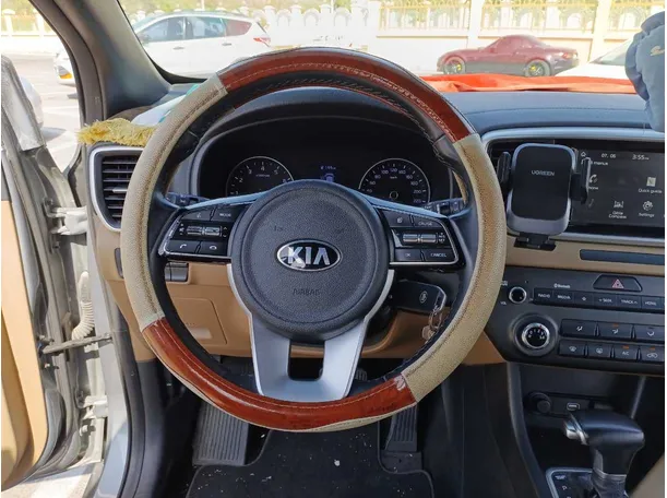 Car image 14
