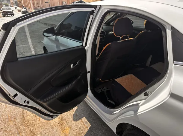 Car image 13