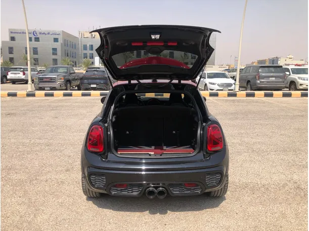 Car image 17