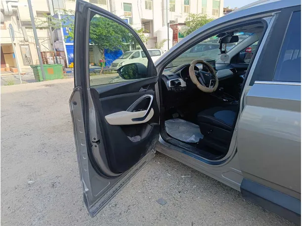 Car image 11