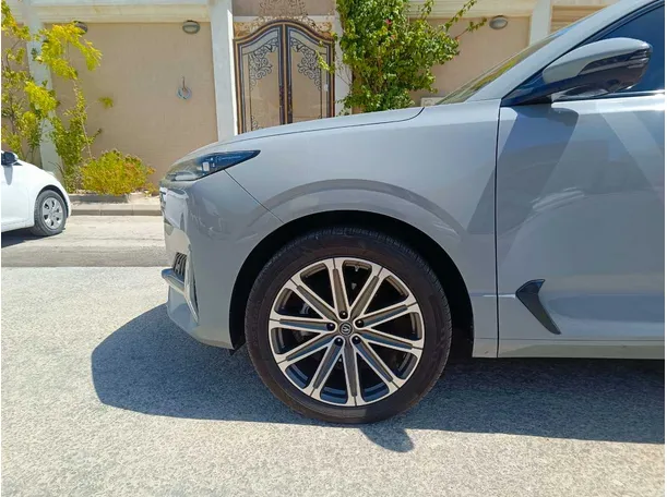 Car image 9