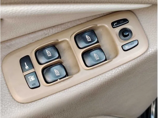 Car image 30