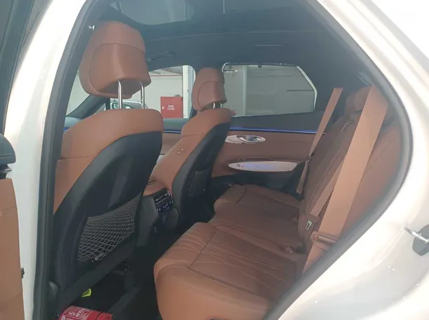 Car image 14
