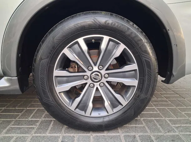 Car image 9