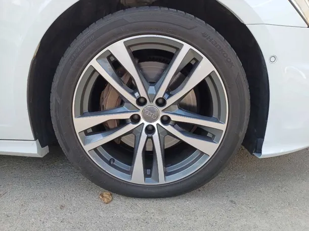 Car image 9