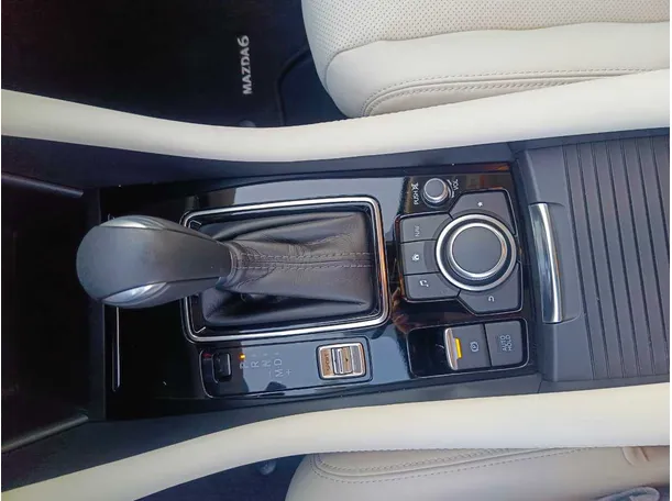 Car image 26