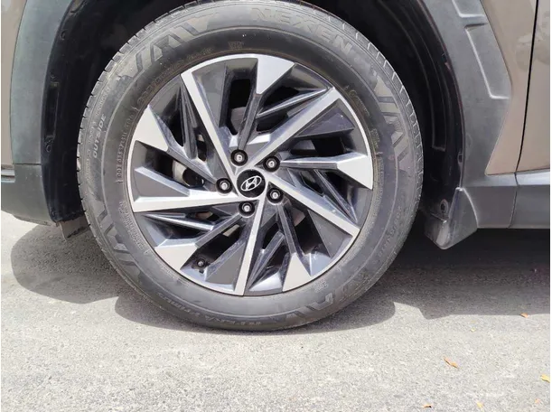 Car image 10