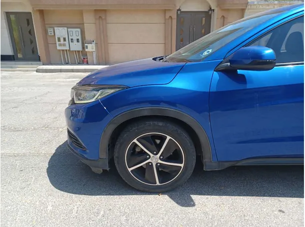Car image 9