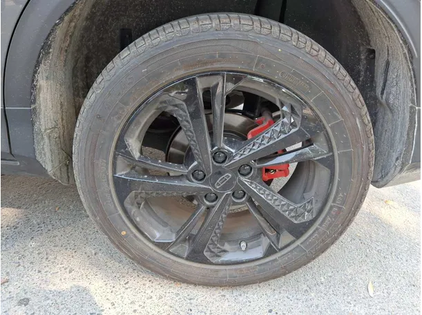 Car image 9