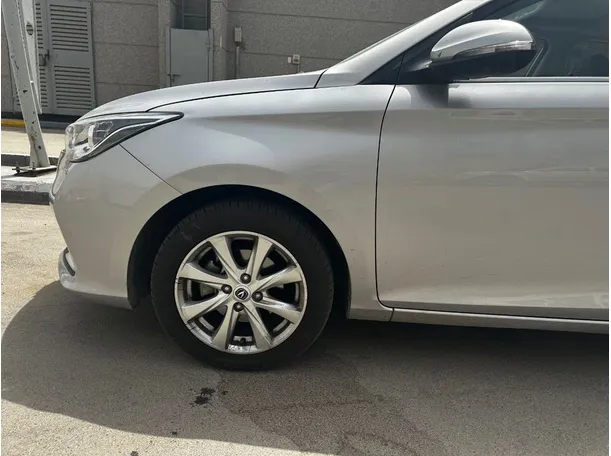 Car image 9