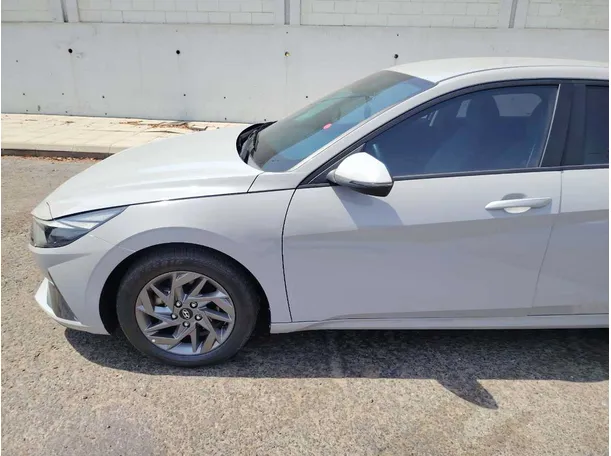Car image 9