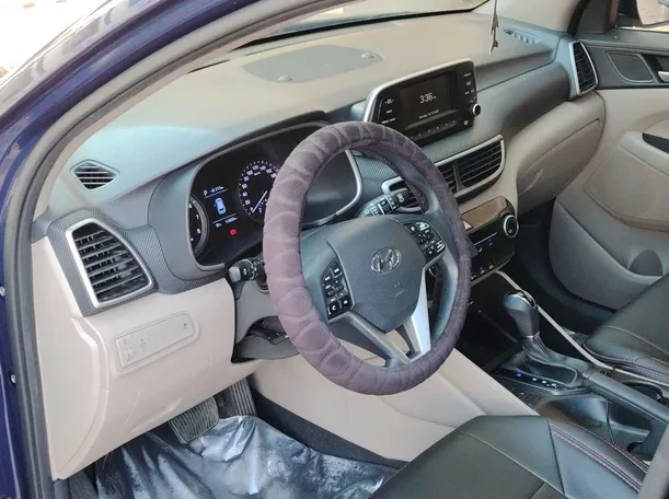 Car image 12