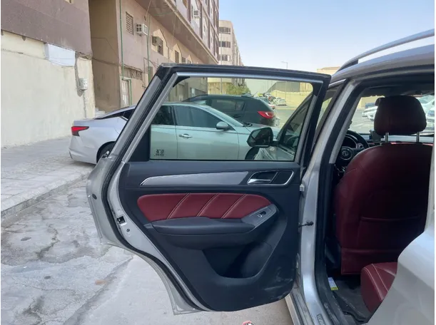 Car image 13