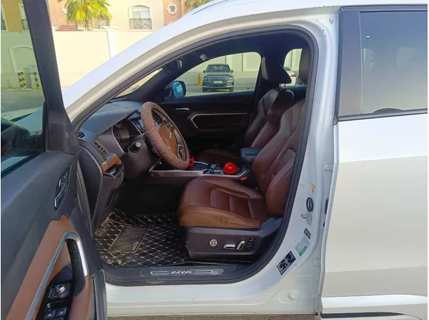 Car image 15