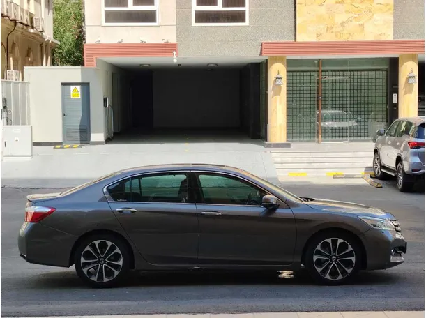 Car image 4