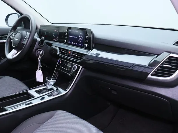 Car image 10