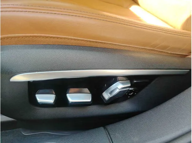 Car image 30