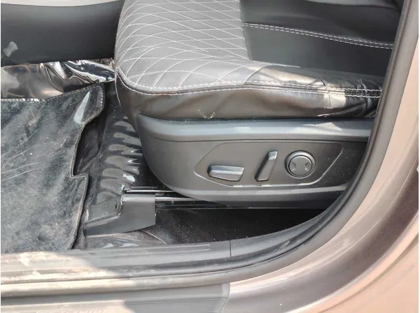 Car image 37