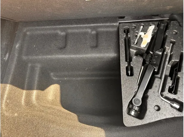 Car image 25