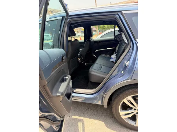 Car image 13
