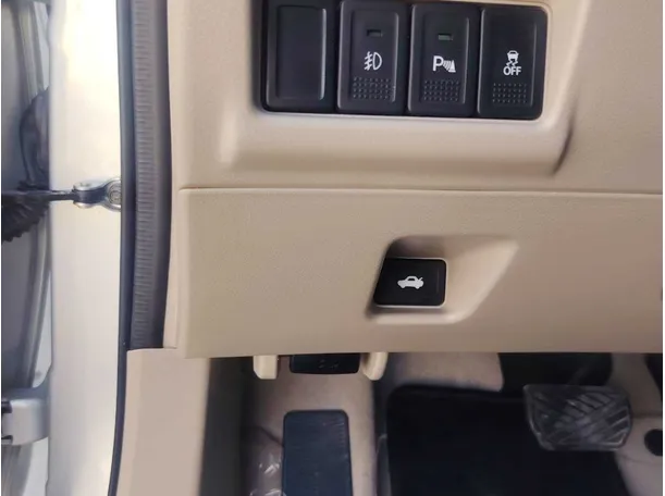 Car image 19