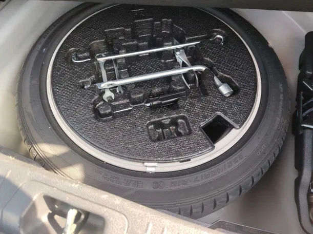 Car image 30