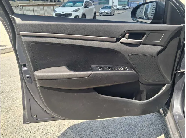 Car image 10