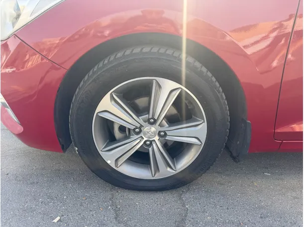 Car image 9