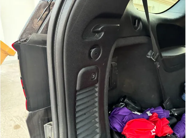 Car image 24