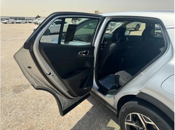 Car image 13