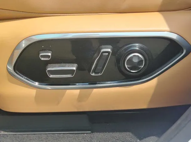 Car image 30