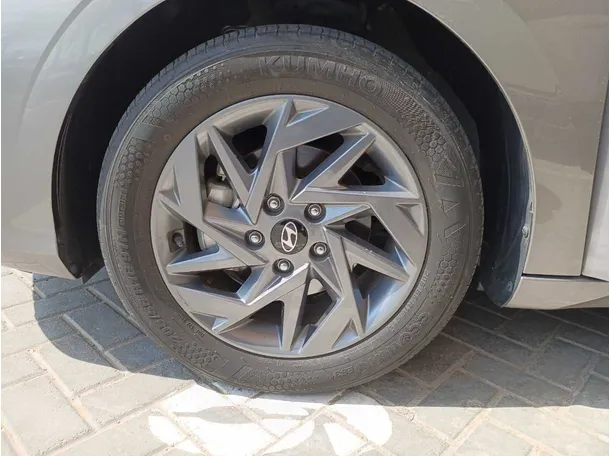 Car image 9