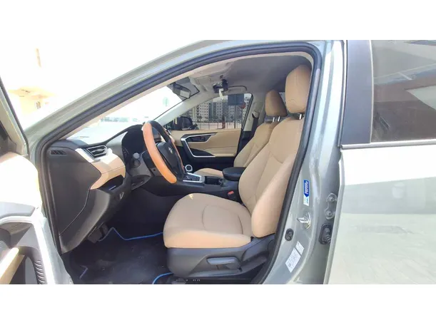 Car image 12