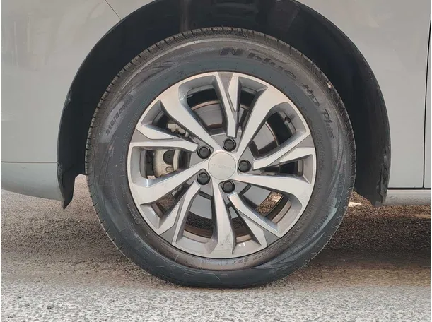 Car image 10