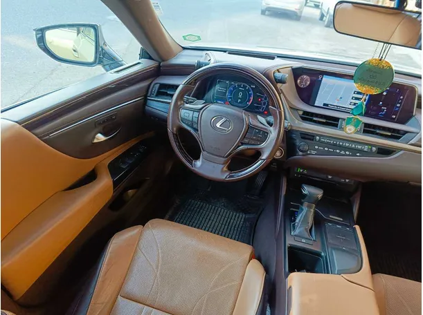 Car image 34
