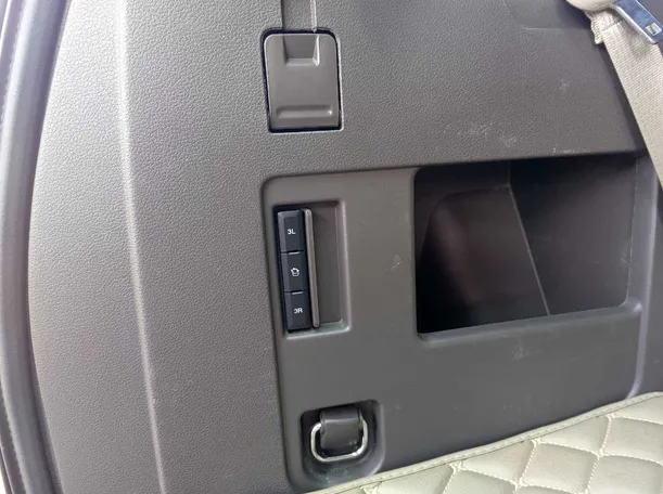 Car image 40