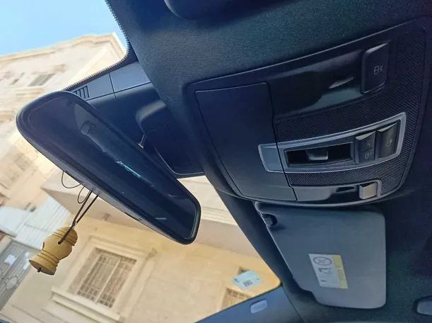 Car image 30
