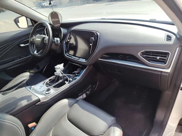 Car image 14