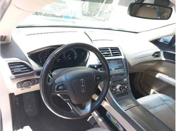 Car image 11