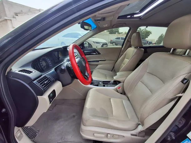 Car image 12