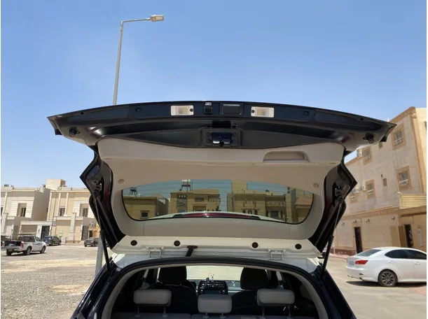 Car image 19