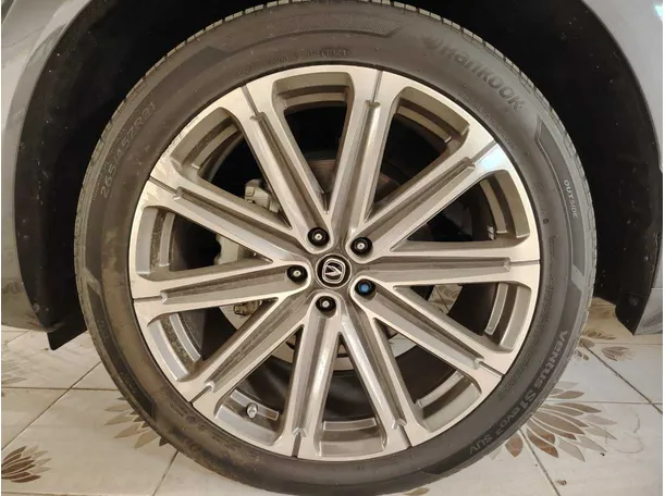 Car image 10