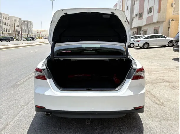 Car image 25