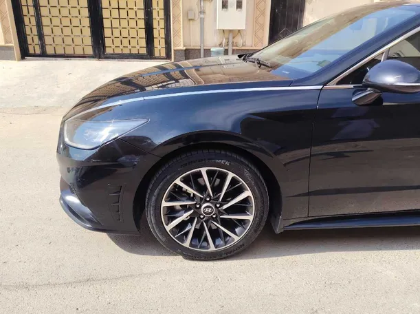 Car image 9