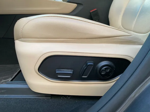 Car image 32
